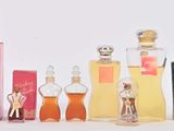 de nombreux flacons de parfum alignés sur une table