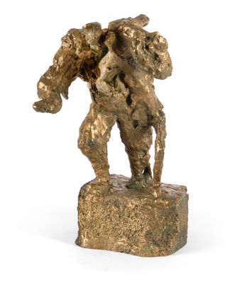 statue d'un homme portant un sac sur le dos