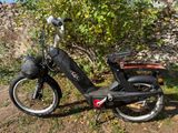 un scooter garé sur le bord de la route