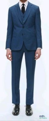 une photo d'un homme en costume bleu et cravate