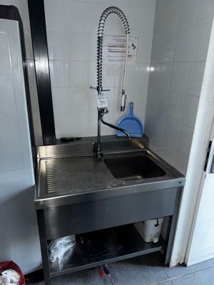 une cuisine avec un évier et un réfrigérateur
