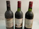 trois bouteilles de vin posées sur une table l'une à côté de l'autre