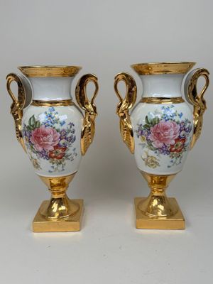 paire de vases anciens en porcelaine avec poignées dorées et fleurs sur les vases