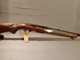 un fusil posé sur une table