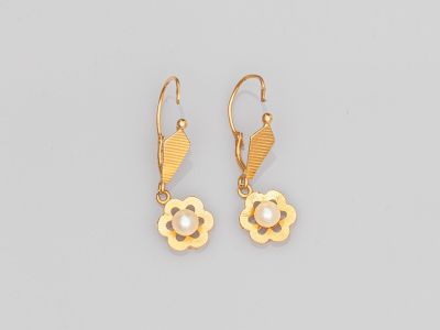 une paire de boucles d'oreilles en or ornées de perles