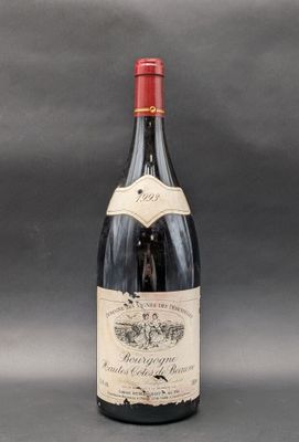 une bouteille de vin posée sur une table