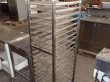 une photo d'une cuisine avec une grille métallique et un ventilateur