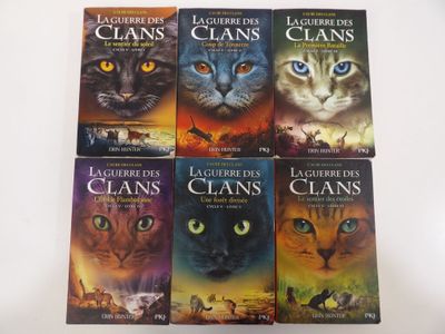 six livres d'affilée sur lesquels figure le visage d'un chat
