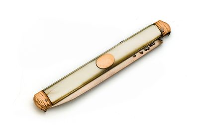 une image montrant un gros plan d'un briquet posé sur une surface blanche