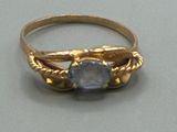 une bague en or sertie d'une pierre bleue