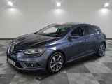 une voiture grise est garée sur le sol à carreaux d'un garage