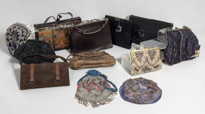 un grand nombre de sacs à main posés sur une table