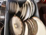 de nombreuses assiettes et casseroles dans une boîte posée sur la table