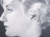 photographie en noir et blanc d'une femme aux cheveux courts, vue de profil