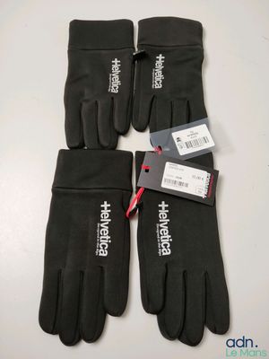 trois paires de gants noirs ornés de logos blancs