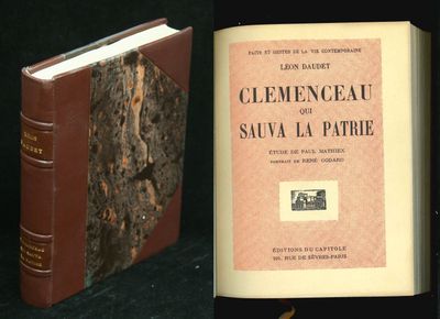 deux livres posés côte à côte sur une table