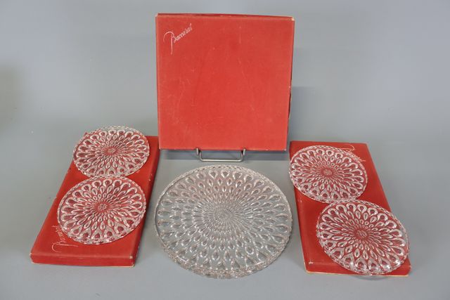 Baccarat. Quatre dessous de bouteilles et un dessous de plat gout...