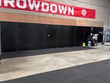 une enseigne rouge et blanche portant l'inscription « Row Down » sur le côté d'un immeuble