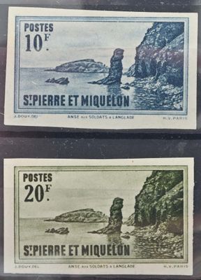 deux timbres différents sur lesquels figurent respectivement un homme et une femme
