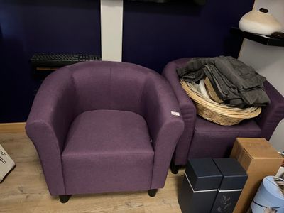 une chaise violette placée devant un téléviseur dans une pièce