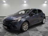 La voiture bleue est garée sur un sol en carrelage à damier.