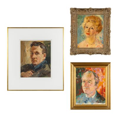 Trois tableaux représentant un homme et une femme sont accrochés au mur.