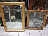 deux miroirs posés par terre l'un à côté de l'autre