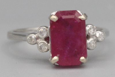 une image représentant une bague sertie d'un rubis et de diamants sur fond blanc