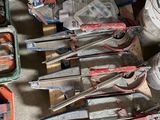 un grand nombre d'outils posés sur le sol