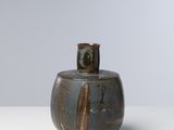 un petit vase posé sur une table