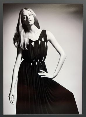 photographie en noir et blanc d'une femme en robe posant pour une photo