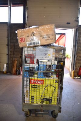 Les cartons sont empilés sur un chariot dans un entrepôt