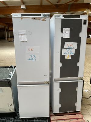 deux réfrigérateurs posés à même le sol