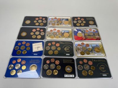 un tas de pièces de monnaie est posé sur une table, dans une vitrine