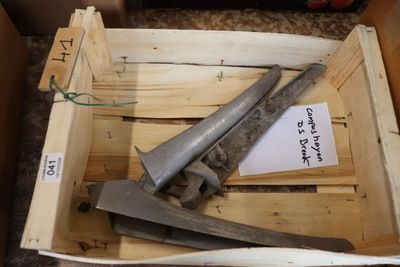 une boîte en bois contenant une paire de couteaux