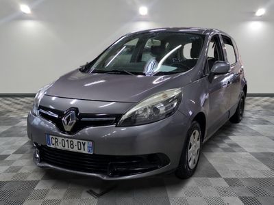 la photo d'une voiture garée dans un garage