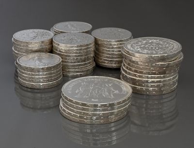 plusieurs piles de pièces d'argent empilées les unes sur les autres