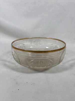 une image représentant un bol en verre sur fond blanc