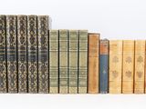 les livres sont alignés sur une surface blanche