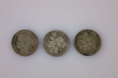 trois types de pièces différents sont présentés sur une surface blanche