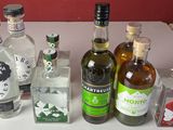 de nombreuses bouteilles d'alcool posées les unes à côté des autres sur un comptoir
