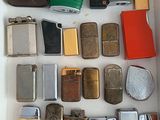 une boîte contenant de nombreux types de briquets différents