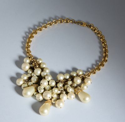 collier de perles en grappes sur une chaîne en or