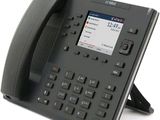 un téléphone noir doté d'un écran