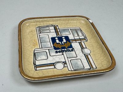 une assiette sur laquelle est représenté un bus