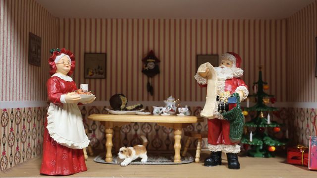 Diorama. Composition miniature, dans une vitrine en bois, vitre e...
