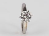 une bague de fiançailles ornée d'un seul diamant au centre