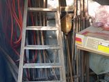 une échelle appuyée contre un mur dans un garage