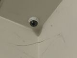 une photo montrant une caméra fixée au plafond d'une salle de bains