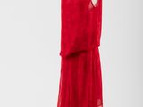 une photo d'une robe rouge sur un présentoir à mannequin